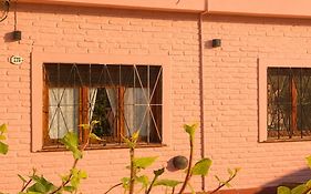 CASA SOL, encantadora y espaciosa casa a dos cuadras de la Laguna, con pileta y parque en Complejo El Solcito
